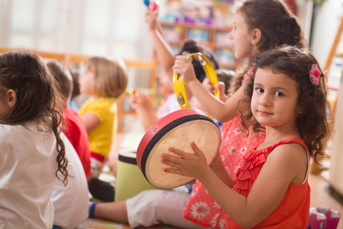 Kinderen met een beperking spelen samen muziekinstrumenten in een groepsactiviteit, mogelijk gemaakt door Stichting Edith Devriendt
